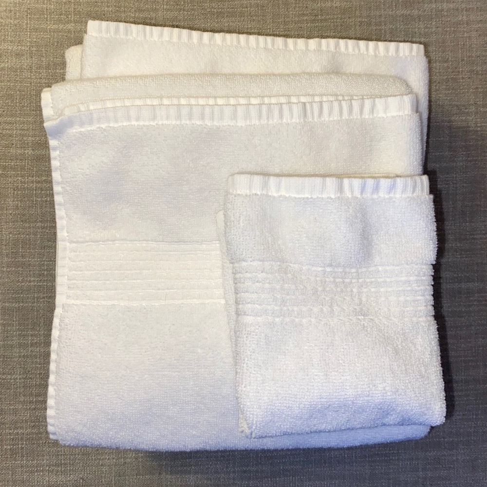 Restoration Hardware White 4 Towel Set - Picture 2 of 7